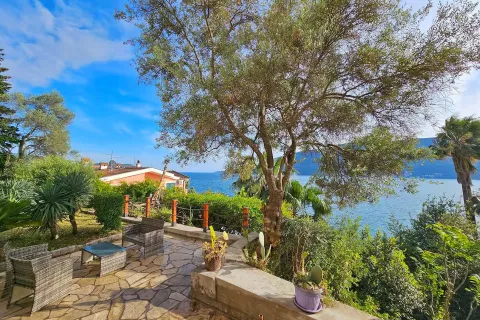 Sunčani Skalini-Beachfront retreat, Herceg Novi