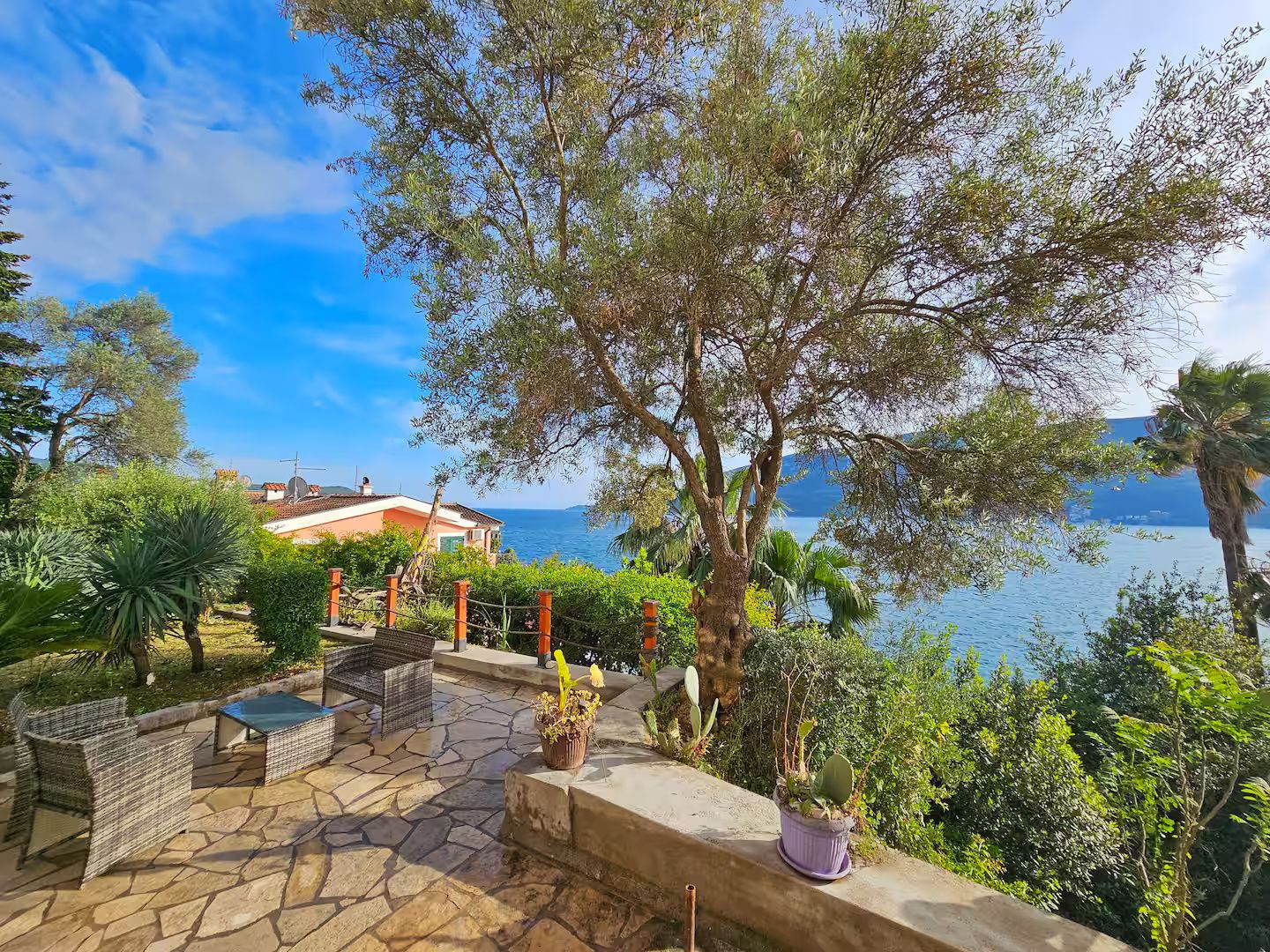 Sunčani Skalini-Beachfront retreat